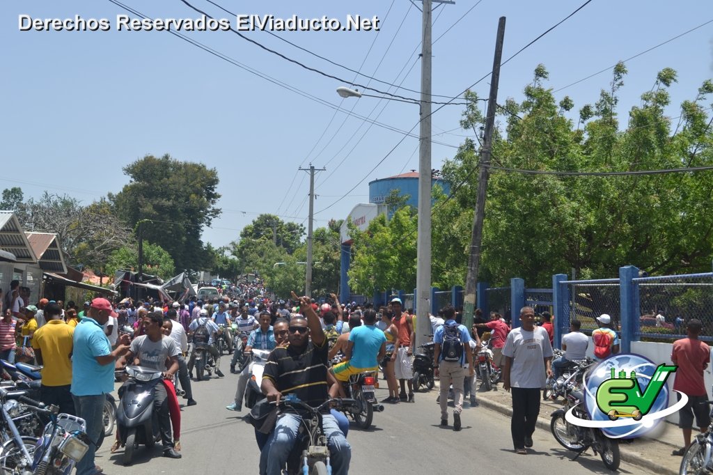 Curiosos se dan cita al lugar